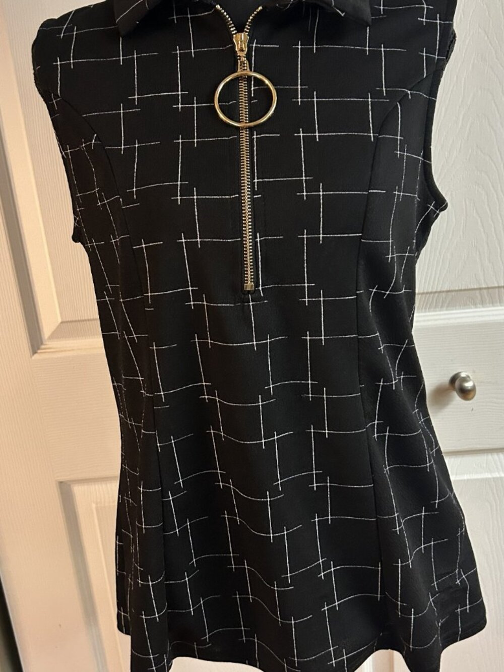 Mackenzie & James black and white windowpane sleeveless zip up blouse - Picture 2 of 5